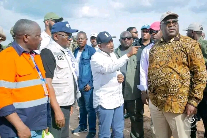 RDC : Félix Tshisekedi inspecte les travaux de la route de Kalambambuji, espoir pour la population de Kananga