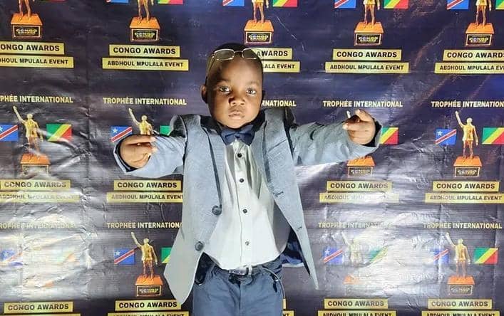 L’humoriste Bébé Papa en spectacle : Un défi, une histoire, une polémique et un risque !