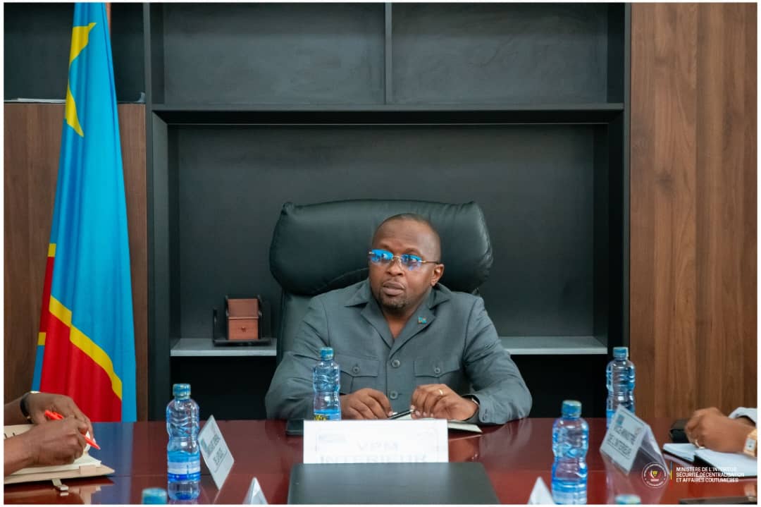 Kinshasa : Les embouteillages, un mal mondial selon le ministre de l’Intérieur