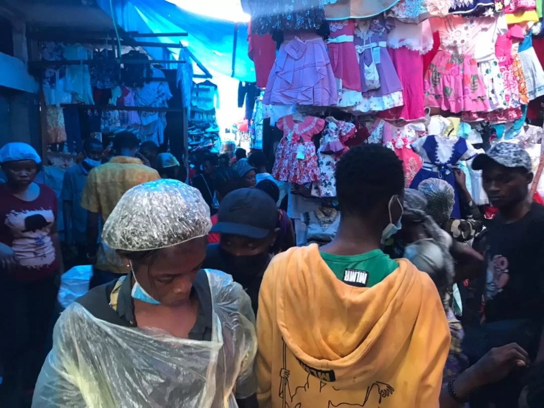 Festivités du nouvel an : L’engagement des parents pour offrir joie et nouveaux ensembles à leurs enfants