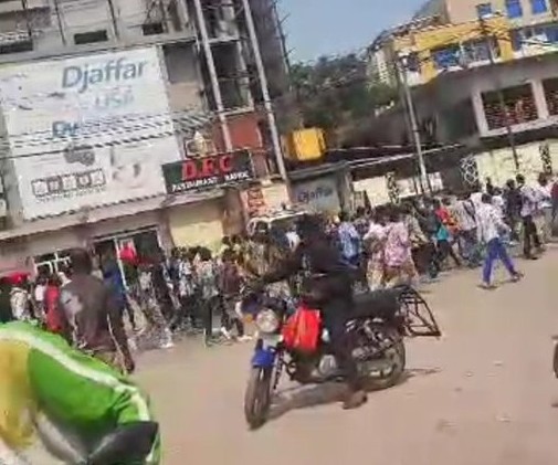 Kinshasa : Bravant l’interdiction, les étudiants de l’ISTA expriment leur soutien aux FARDC dans la rue