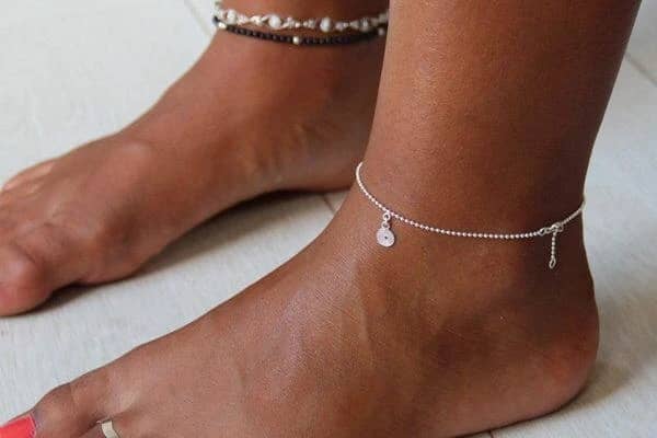 Société : La problématique du port des “chênes” aux pieds des filles dans le monde