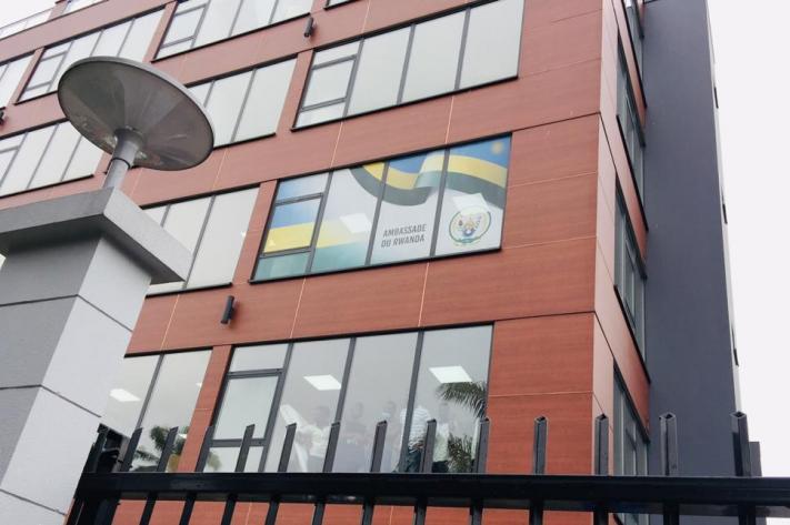 Manifestations contre l’agression rwandaise : L’ambassade de la République du Rwanda à Kinshasa pillée par les manifestants