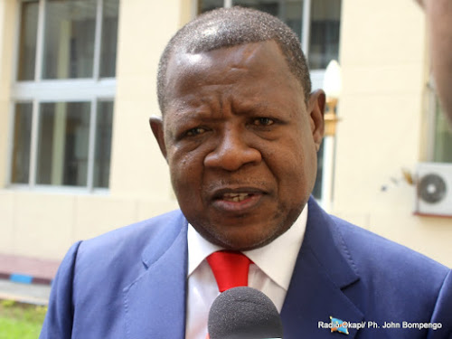 Attaque de l’Ambassade française à Kinshasa : Lambert Mende défie Paris et rejette toute « explication »