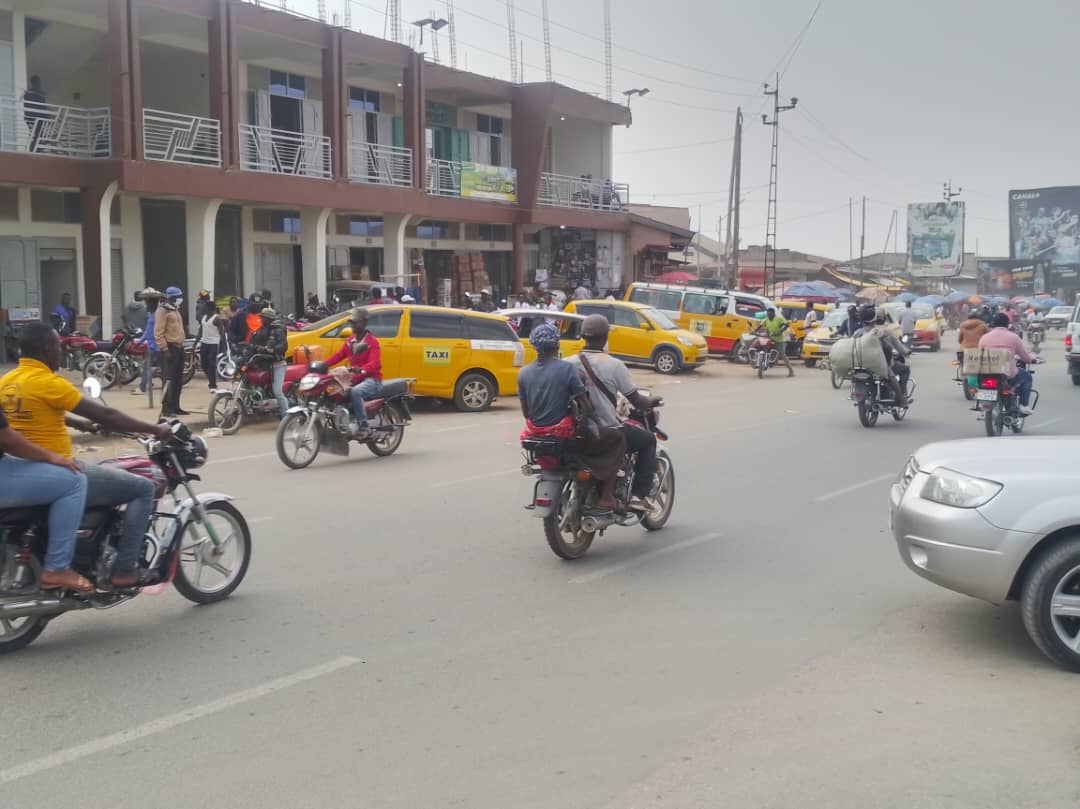 Transport à Bunia : Les défis des conducteurs de « Translux » face à l’état des routes et aux motards