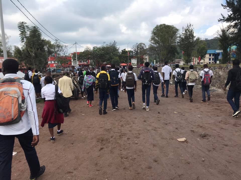 Guerre à l’Est de la RDC : la Crise a entraîné la fermeture de 2 594 écoles, dont 1 483 au Nord Kivu et 1 111 au Sud Kivu, affectant 1 108 962 enfants, selon Kinshasa