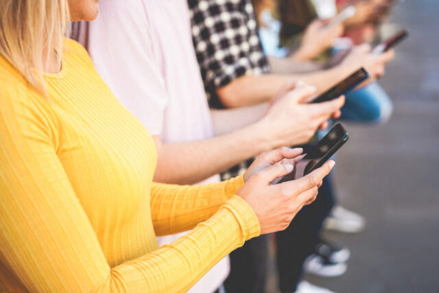 Journée mondiale sans téléphone portable : un utilisateur consulte son portable en moyenne 144 fois par jour, selon le site spécialisé Reviews.org