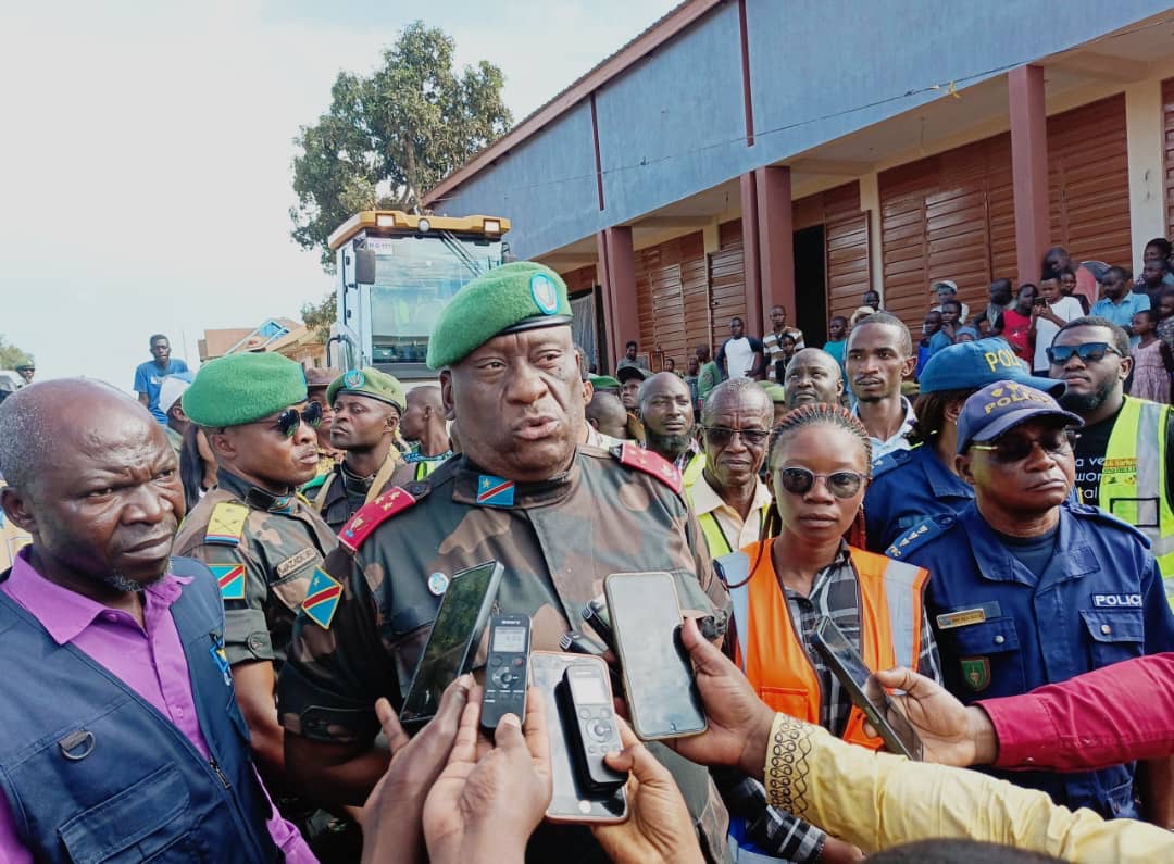 Ituri : Le gouverneur militaire inspecte la réfection des routes de Bunia, apaisant les tensions à Kindia