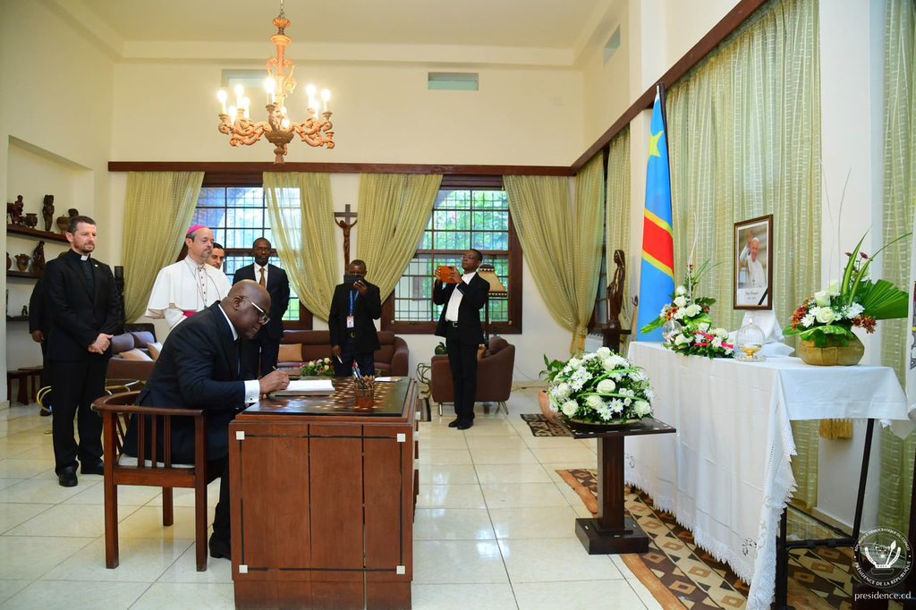 Deuil du Pape François : Félix Tshisekedi rend hommage à un “pasteur d’humanité rare” à Kinshasa