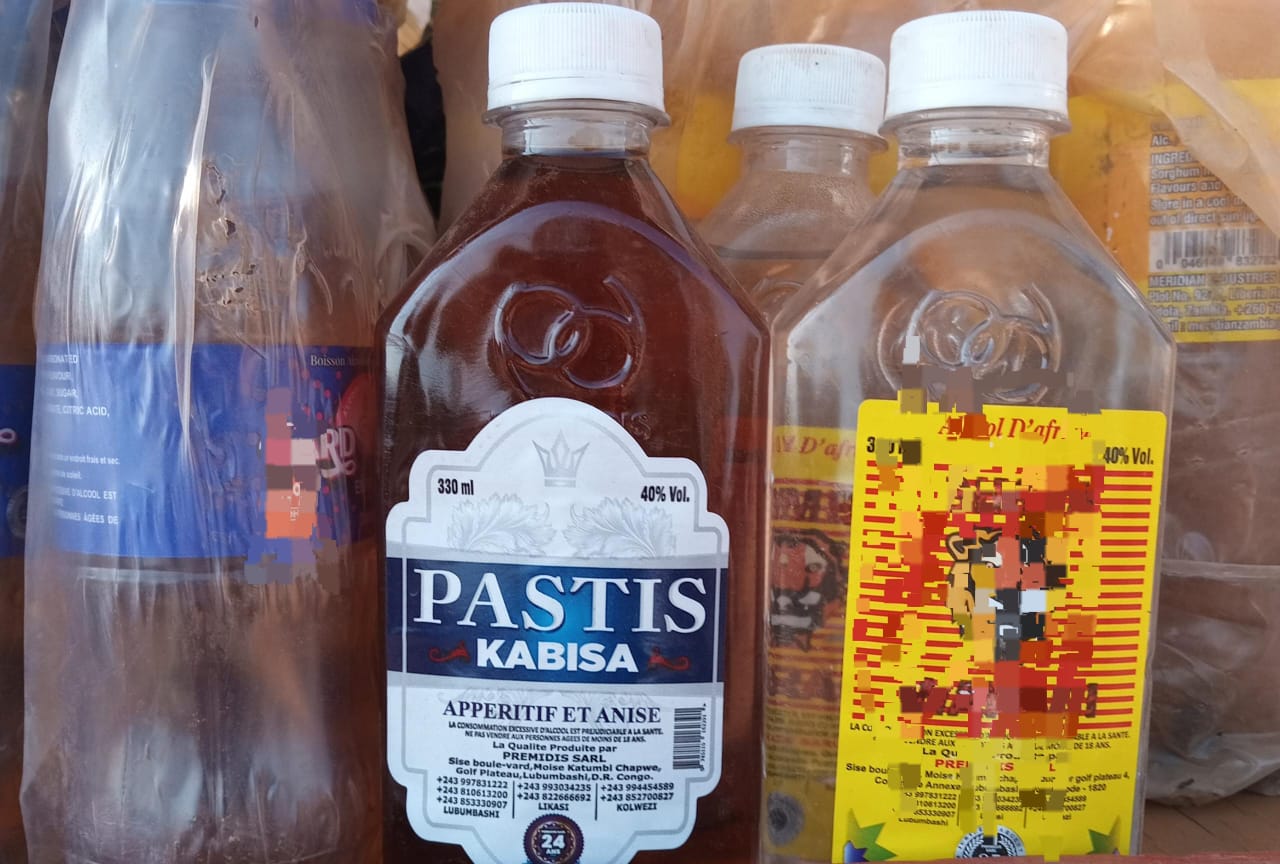 Lubumbashi : “Pastis Kabisa”, l’alcool frelaté qui menace la jeunesse congolaise