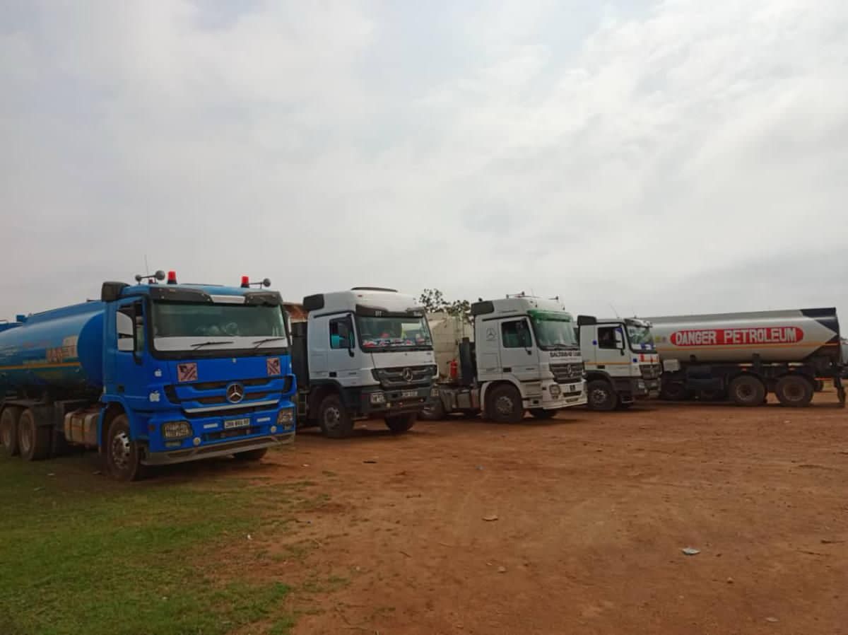 Ituri : plus de 200 véhicules bloqués à Mahagi, la crise sécuritaire paralyse l’approvisionnement de Bunia