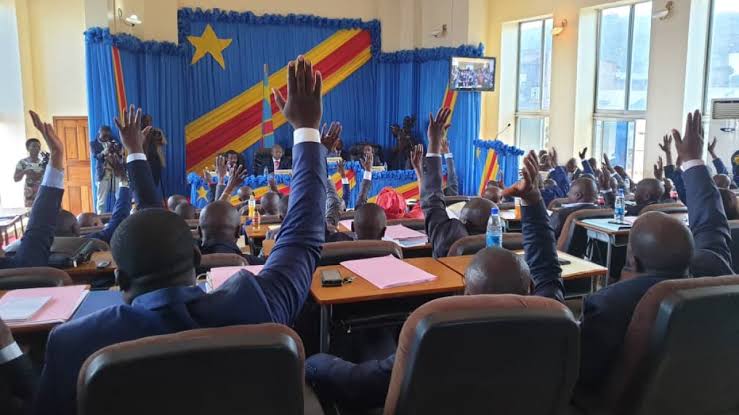 RDC – Sud-Ubangi : crise institutionnelle autour de la fermeture de la Radio Gemena 1, l’Assemblée provinciale interpelle la ministre Tontwa