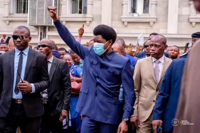 RDC : En attendant le verdict, les partisans de Constant Mutamba violemment dispersés par les forces de l’ordre à Kinshasa