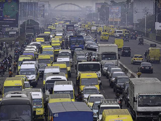 RDC : Face au chaos routier à Kinshasa, Tshisekedi envisage de déployer l’armée pour fluidifier la circulation