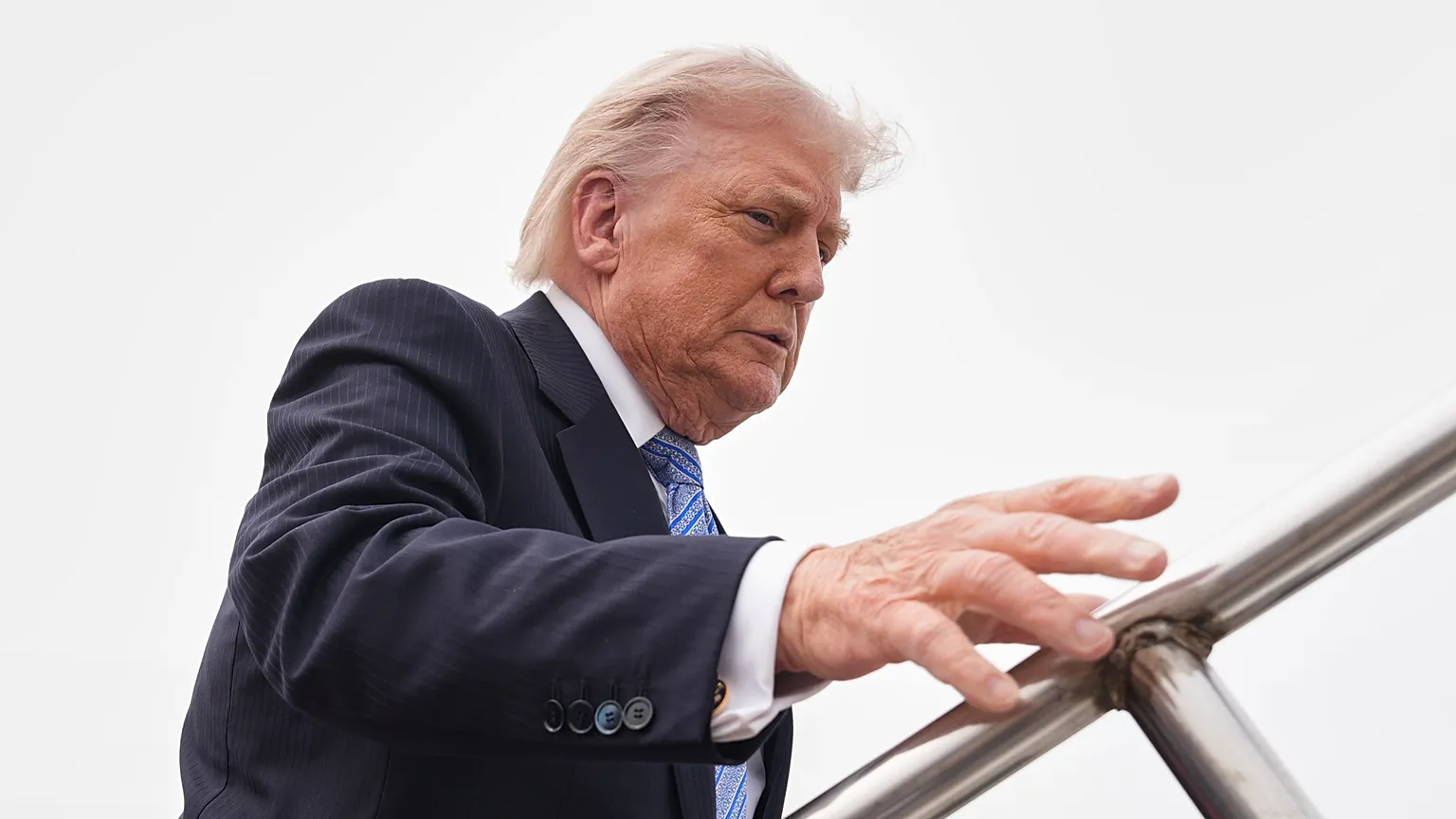 A son retour de Chine, Donald Trump entretient le flou sur les ventes d’armes américaines à Taïwan