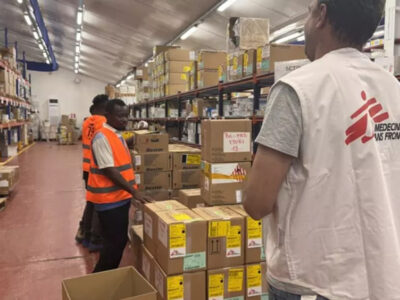 Ébola en RDC : MSF déploie huit tonnes de matériel médical et des ambulances vers l’Ituri