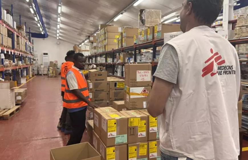 Ébola en RDC : MSF déploie huit tonnes de matériel médical et des ambulances vers l’Ituri
