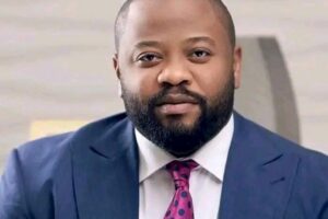 Entre polémique et politique : Moïse Mbiye réaffirme son soutien au pouvoir
