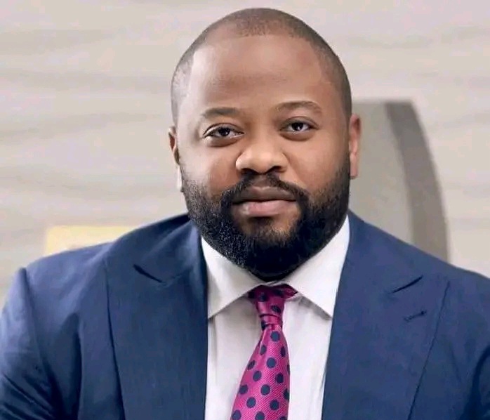 Entre polémique et politique : Moïse Mbiye réaffirme son soutien au pouvoir