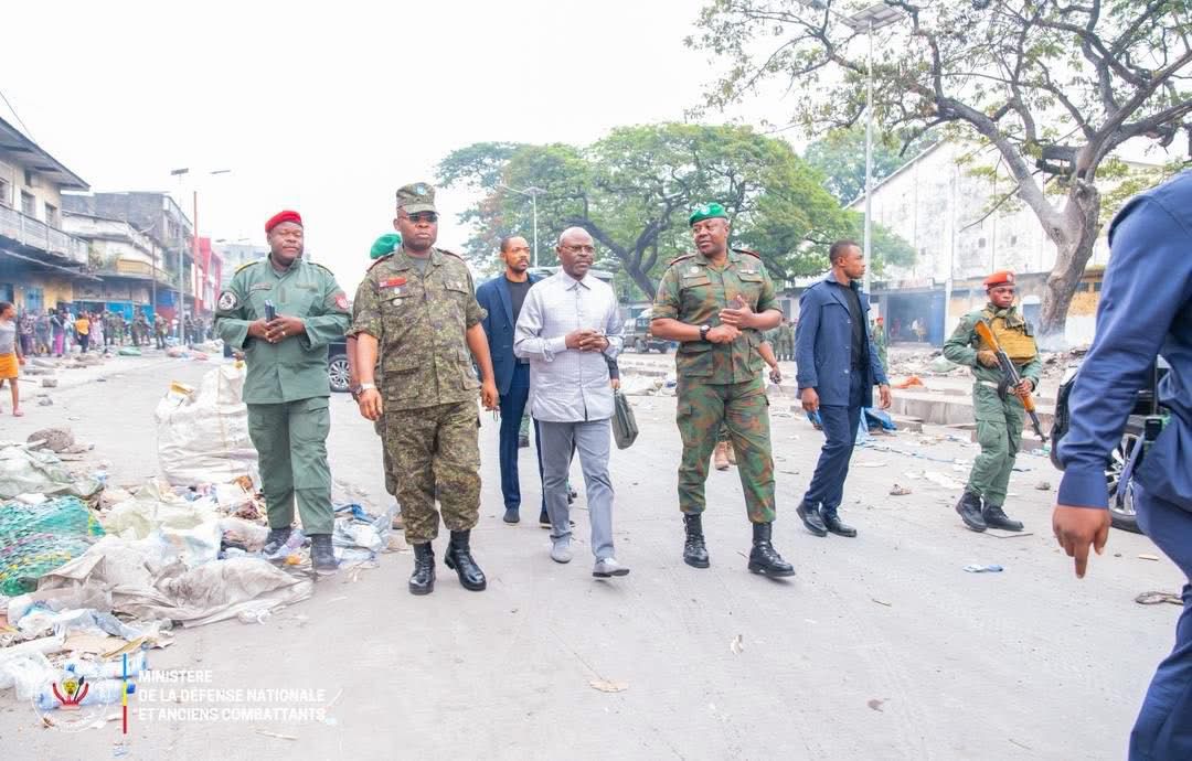 Assainissement du marché central de Kinshasa : Guy Kabombo inspecte les opérations de sécurisation