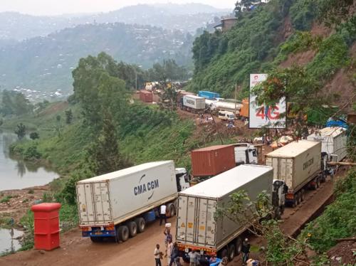Environ 100 véhicules immobilisés à Katogota après la fermeture de la route Bukavu–Uvira