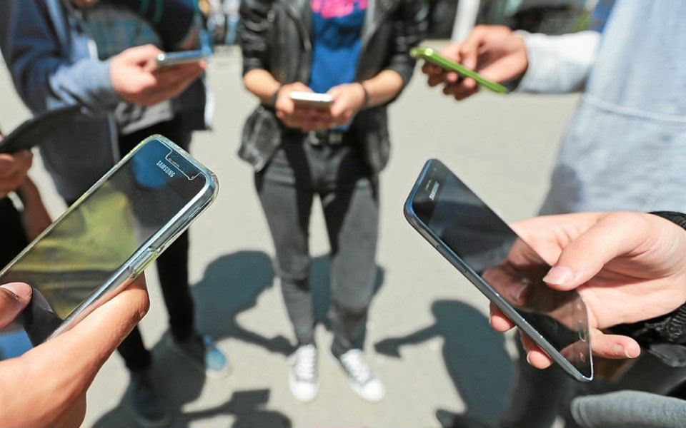 Rentrée 2026: le téléphone portable interdit dans les lycées pour améliorer la concentration des élèves