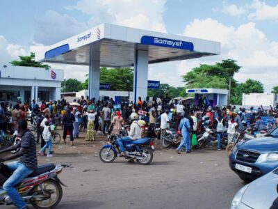 RDC : Acacia Bandubola dément toute pénurie de carburant à Kinshasa et évoque les embouteillages